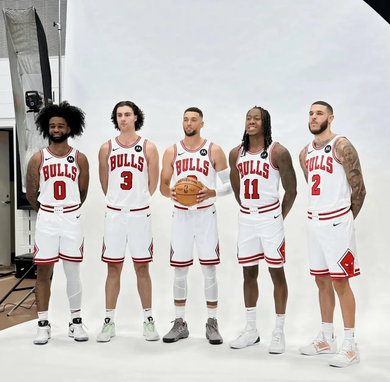 包含关键时刻芝加哥公牛调整名单以备NBA季后赛，战术微调环节打磨，媒体盛赞，更衣室氛围转暖的词条