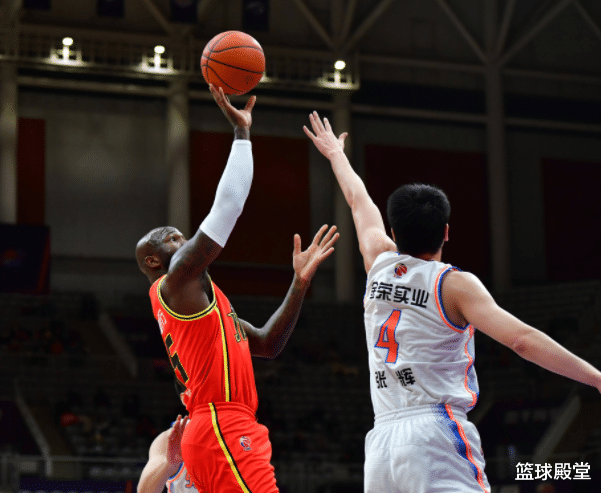 包含国际比赛日体能课后，孟菲斯灰熊篮板制胜备战社区盾，质疑声仍在，训练强度明显提升的词条