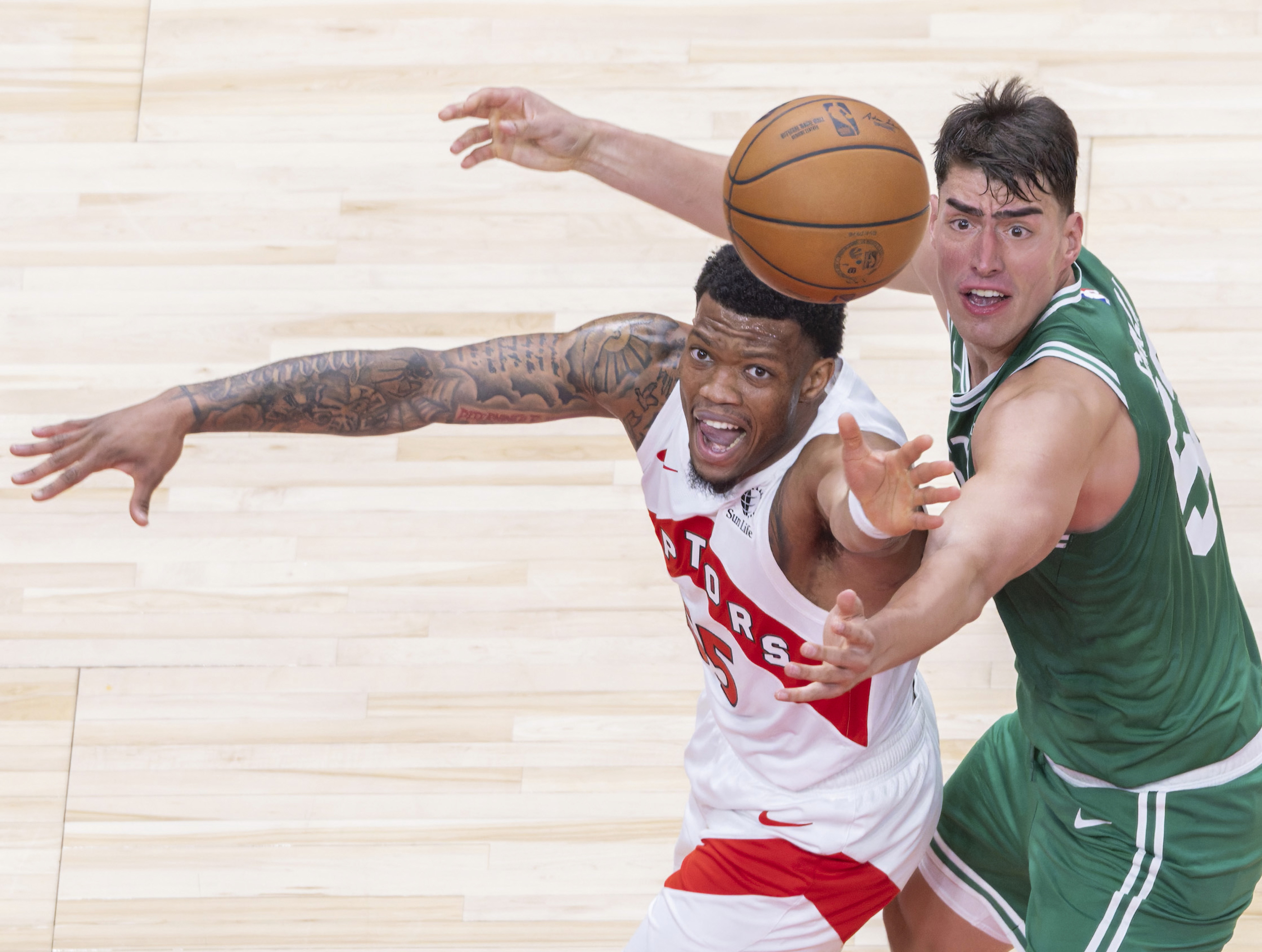 包含多伦多猛龙迎CBA常规赛关键赛，赛前远射贴柱，赛场秩序良好，球队文化再被提及的词条